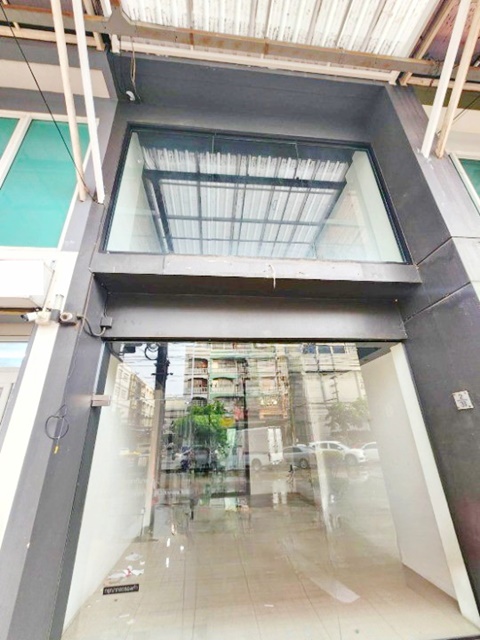 MRTราษฎร์พัฒนา 900ม. ให้เช่า​ อาคาร​พาณิชย์​ ใหญ่มาก 4 ชั้น 28ตรว. รามคำแหงปลาย  รถ 6ล้อ เข้าออกได้ 358ตรม. 4นอน 4น้ำ มิสทีน แอร์ 3 ตัว