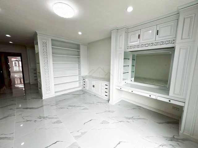 ให้เช่าบ้านหรู 5 ชั้น รีโนเวทใหม่ 450 ตร.ม. 4 ห้องนอน เย็นอากาส Residence ใจกลางสาทร พร้อมเข้าอยู่ เหมาะอยู่อาศัยหรือทำโฮมออฟฟิศ 