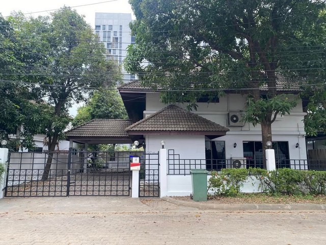 HR2621ให้เช่าบ้านเดี่ยว หลังใหญ่ ถนนประชาอุทิศ ย่านเหม่งจ๋าย-รัชดา ใกล้เลียบด่วน-รามอินทรา เหมาะสำหรับทำโฮมออฟฟิศหรืออยู่อาศัย 