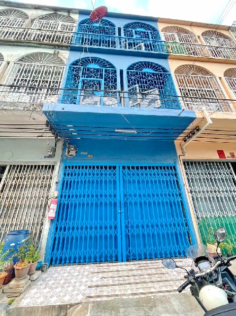 ม.เทคโนโลยีพระจอมเกล้าธนบุรี 3.4 กม6 นอนBTSตลาดพลู 4.1 กม. อาคาร3ชั้น  สุขสวัสดิ์15-21 20ตร.วา.232 ตร.ม.1 น้ำ .แหล่งชุมชน ช็อปปิ้ง 