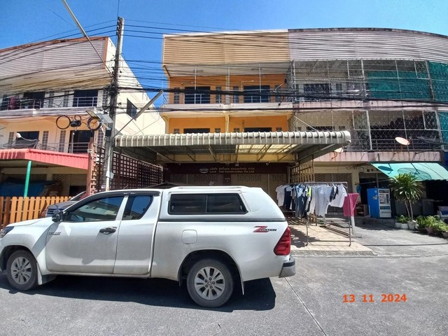 ขายอาคารพาณิชย์ 3 ชั้น 2 คูหาหมู่บ้าน อมตะแลนด์ ถ.สัตตพงษ์-ดอนหัวฬ่อ ต.ดอนหัวฬ่อ อ.เมืองชลบุรี ชลบุรี