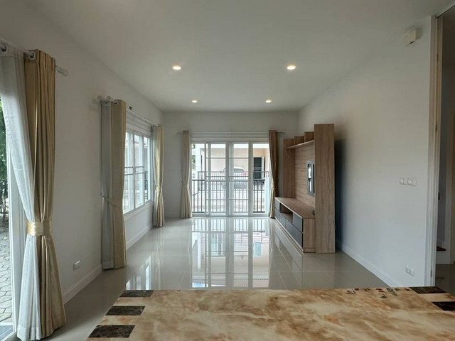 บ้าน 2 ชั้น แปลงมุม แยกสันกลาง ใกล้ตลาดเจริญเจริญ