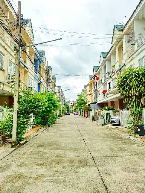 เซ็นทรัล อีสต์วิลล์ 600ม. MRT ลาดพร้าว83 1.9 กม.ให้เช่าทาวน์โฮม 3 ชั้น 18 ตร.วา.220ตร.ม.4นอน 18ตร.วา.รร.นานาชาตินีวา 1.3 กม. พร้อมเฟอร์ 