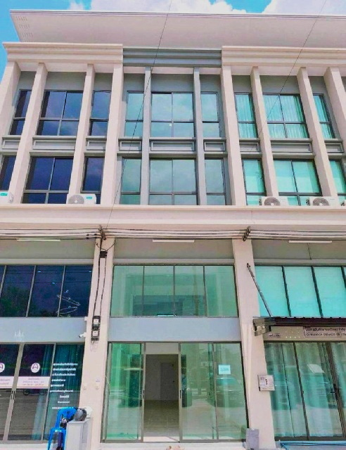 ถ.รังสิต-นครนายก ฟิวเจอร์พาร์ครังสิต 2.1 กม.คลอง1 ให้เช่าอาคารพาณิชย์ 3.5 ชั้น 220 ตร.ม.17 ตร.วา.เสนา  ม.รังสิต 6.1กม.3 นอน 3 น้ำ   อเวนิว