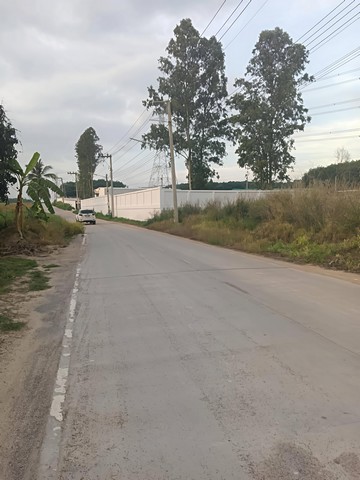 ขายที่ดินสีม่วงลายจุดขาว????เนื้อที่ 4-2-28 ไร่.ศรีราชา จ.ชลบุรีหน้าเสมอ สวย ไม่ต้องถมห่างจากท่าเรือแหลมฉบัง 34 กม.