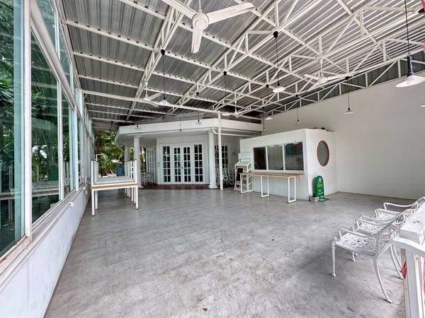 ให้เช่าร้านอาหารมีห้องครัวขนาดใหญ่ 150ตร.ม.6ห้องน้ำ15ที่จอดรถ พร้อมเฟอร์นิเจอร์ อุปกรณ์ในร้านอาหาร ทำเลดีเหมาะแก่การทำธุรกิจถนนโยธินพัฒนา3  