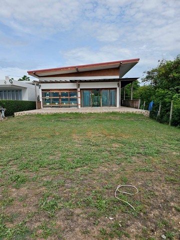 ขายบ้านพักตากอากาศริมทะเล หาดบางชอง ปึกเตียน เพชรบุรี บ้านติดทะเล พร้อมหาดส่วนตัว บรรยากาศสงบ