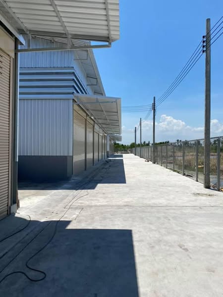 โกดัง พระสมุทรเจดีย์  จังหวัดสมุทรปราการ ห่างจากเซนทรัลพระรามสอง 15KM - พื้นที่ 200 ตารางเมตร  - หน้ากว้าง 4.5 เมตร ลึก 15 เมตร