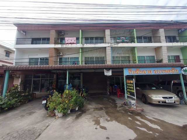 ขายอาคารพาณิชย์ 3 ชั้น ถ.ห้วยปราบ-พันเสด็จใน ต.บ่อวิน อ.ศรีราชา ชลบุรี