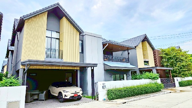 วัชรพล เพิ่มสิน 500ม. คฤหาสน์ โนเบิล 2ชั้น  บ้านเดี่ยว ทางด่วนเอกมัย  3นอน BTSรพ.ภูมิพลอดุลยเดช 2กม. 54 ตร.วา. พร้อมเฟอร์  6 แอร์