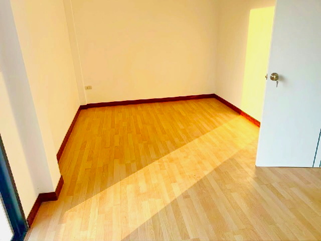 โลตัส นิคมโรจนะ อยุธยา 2กม. รร.วัดบ้านหีบ 1.8 กม. ให้เช่าทาวน์เฮาส์ใหม่ 2 ชั้น 25ตร.วา 3นอน