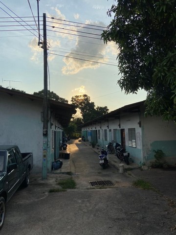 ที่ดินพร้อมสิ่งปลูกสร้าง แปลงสวย กิจการห้องเช่า ซอยมโนรม ศรีราชา FP-L0877