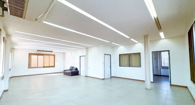 หาของกินสะดวก ตลาดบางจาก 1.4 กม. ถ.สุขุมวิท60-68 BTSบางจาก 900ม. ให้เช่าพื้นที่สำนักงาน ชั้น2-3 112 ตร.ม. เซาธ์อีสบางกอก 2.4 กม.2 แอร์