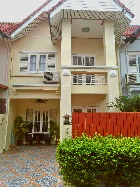  ใหญ่มาก! MRTบางรักน้อยท่าอิฐ 700 ม. ตลาดนัดมณียา ท่าอิฐ 200ม. บิ๊กซี ท่าอิฐ 200ม. ให้เช่าทาวน์โฮม 2 ชั้น  2-3นอน 2 น้ำ