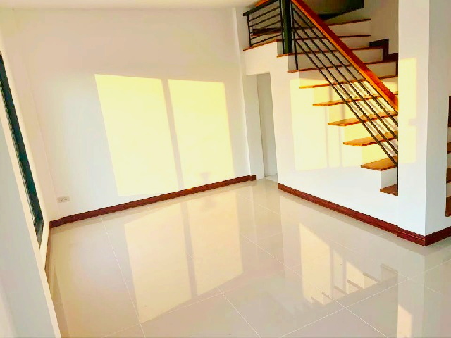 โลตัส นิคมโรจนะ อยุธยา 2กม. รร.วัดบ้านหีบ 1.8 กม. ให้เช่าทาวน์เฮาส์ใหม่ 2 ชั้น 26ตร.วา.206 ตร.ม.