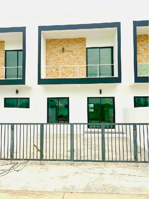 รร.วัดบ้านหีบ 1.8 กม. โลตัส นิคมโรจนะ อยุธยา 2กม.ให้เช่าทาวน์เฮาส์ใหม่ 2 ชั้น 25ตร.วา 3นอน