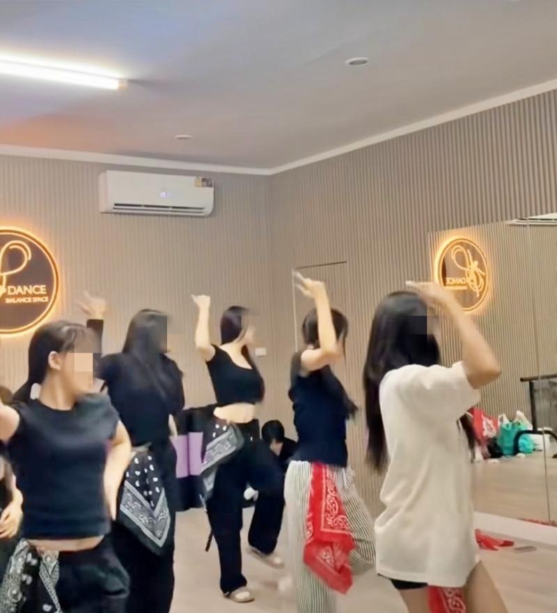 เซ้งด่วนสตูดิโอห้องกระจก ลาดพร้าว 94 อยู่ในโครงการ จอดรถสะดวก พร้อมห้องสำนักงานด้านใน