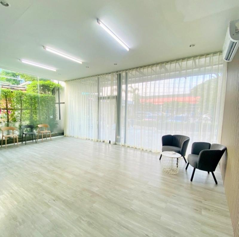 เซ้งด่วนสตูดิโอห้องกระจก ลาดพร้าว 94 อยู่ในโครงการ จอดรถสะดวก พร้อมห้องสำนักงานด้านใน