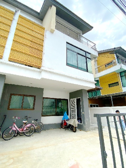 ตลาดสดท่าอิฐ 1.5 กม. MRT บางรักใหญ่ 600 ม. คฤหาสน์หรู แนวตั้งเฟอร์ครบ 3 ชั้น ให้เช่าพร้อมเฟอร์ 5แอร์ 37 ตร.วา. นานาชาติดีบีเอส 3.7 กม. 