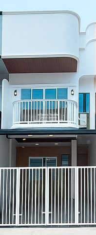 Townhome ขายทาวน์โฮม 2 ชั้น รีโนเวทใหม่ ใกล้ถนนประดิษฐ์มนูธรรม และ MRT ลาดพร้าว 71 17 ตร.ว. 2 น 2 น้ำ 1 จอดรถ ราคา 3.99 ล้านบาท 2 นอน ขนาดเท่ากับ 17 ตารางวา 0 Ngan 0 ไร่ 3990000 THB ใกล้กับ โรงเหล้าแสงจันทร์ เอกมัย-รามอินทรา บรรยากาศดี