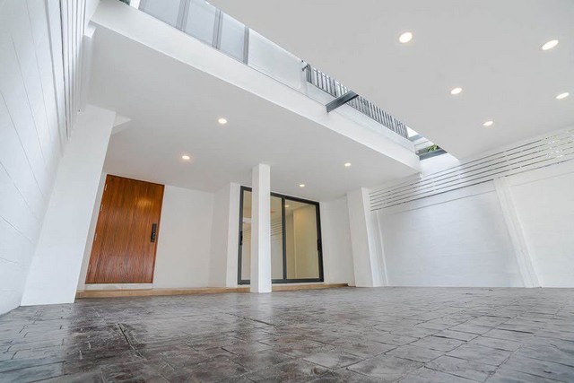 P887 ขายบ้าน ทาวน์เฮ้าส์ เอกมัยซอย 12 ปรีดีพนมยงค์ 31 ซอย เจริญใจ เดินทางสะดวก ไปทองหล่อง่ายมาก ใกล้แหล่งเที่ยว เหมาะซื้ออยู่อาศัย