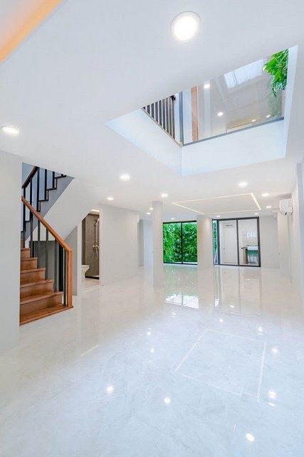 P887 ขายบ้าน ทาวน์เฮ้าส์ เอกมัยซอย 12 ปรีดีพนมยงค์ 31 ซอย เจริญใจ เดินทางสะดวก ไปทองหล่อง่ายมาก ใกล้แหล่งเที่ยว เหมาะซื้ออยู่อาศัย