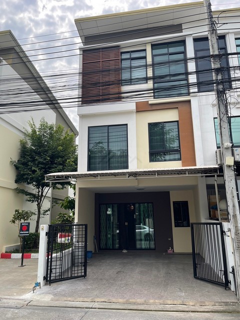 ให้เช่าทาวน์โฮม 3 ชั้น หลังริม หน้าสวน 3 ห้องนอน โครงการซิกเนเจอร์ วิภาวดี 60 SIXNATURE VIBHAVADI 60 เฟอร์พร้อมอยู่