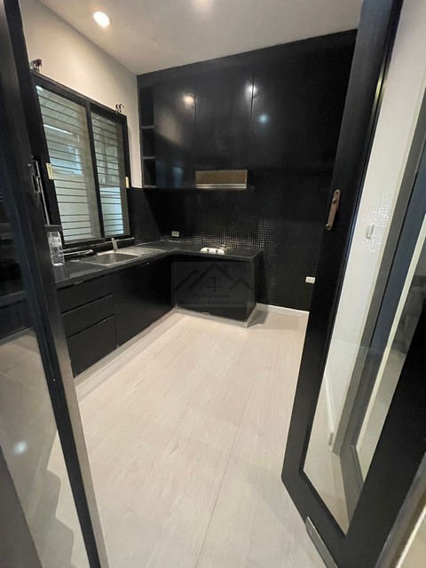 ให้เช่าทาวน์โฮม 3 ชั้น หลังริม หน้าสวน 3 ห้องนอน โครงการซิกเนเจอร์ วิภาวดี 60 SIXNATURE VIBHAVADI 60 เฟอร์พร้อมอยู่