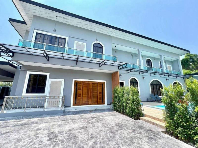 พูลวิลล่าสร้างใหม่ 18 ลบ. 190 ตรว. สันทราย #สไตล์โมเดิร์นสุดหรู 2 ชั้น #เฟอร์นิเจอร์ครบ #หน้าบ้านหันทิศเหนือ มีความเป็นส่วนตัว เดินทางสะดวก