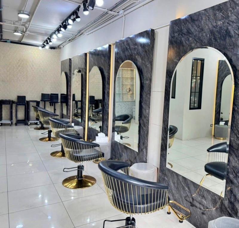 เซ้งร้านทำผม ท้ายซอยทองหล่อ ห้องหัวมุม ติดโรงแรม METROPOLE เพียง 240,000 บ พื้นที่ 60 ตร