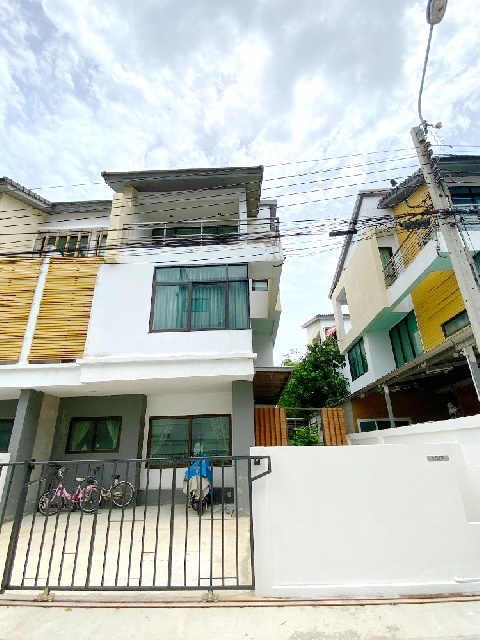 ตลาดสดท่าอิฐ 1.5 กม.คฤหาสน์หรู ให้เช่า แนวตั้งเฟอร์ครบ 3 ชั้น  นานาชาติดีบีเอส 3.7 กม. 