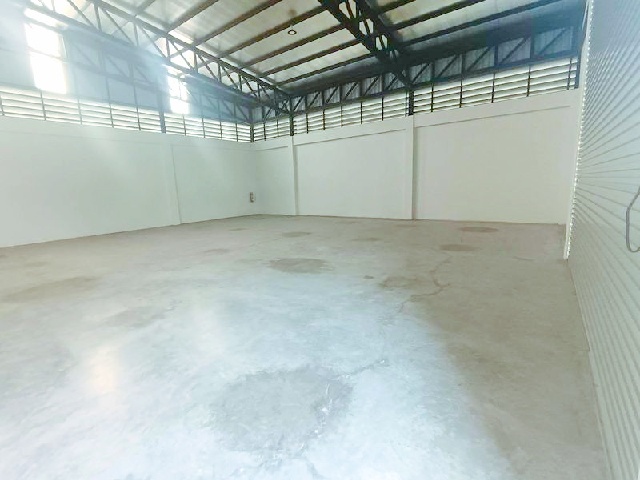 พื้นที่สีม่วง โรงงาน เอแบค บางนา 3กม.นิคมอุตสาหกรรมเวลโกรว์ 3.5กม. ให้เช่าโกดัง 2 ชั้น ติดถนนใหญ่ บางนา-ตราด 508 ตร.ม. กรุงเทพ-ชลบุรี