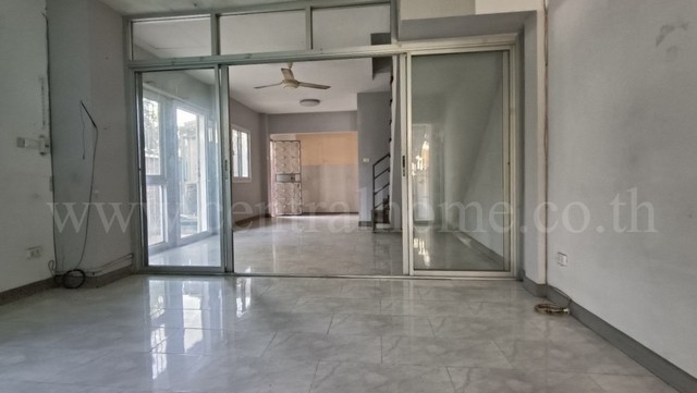 R1 ทาวน์เฮ้าส์ หมู่บ้านกฤษณา ซอยร่มเกล้า 12 มีนบุรี หลังริม