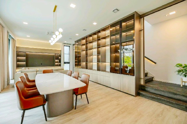 VIVE กรุงเทพกรีฑา MRT ศรีกรีฑา 2.8 กม. 4 นอน 5 น้ำ ให้เช่าบ้านเดี่ยวหรูหรา 3 ชั้นหลังมุม  นานาชาติ Wellington 900 ม.