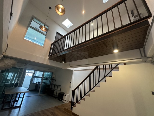 ขายทาวน์เฮ้าส์ 2 ชั้น สไตล์ Loft ลาดพร้าว โชคชัย 4 ซอย 55 ถนนเมน รีโนเวทใหม่พร้อม double volume กลางบ้าน