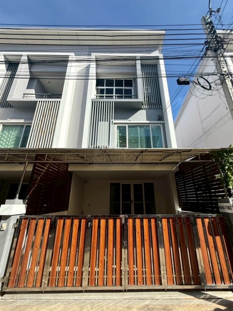 ขายทาว์นโฮม 3 ชั้น THE EXCLUSIVE วงแหวน-รามอินทรา ติดถนนใหญ่ ใกล้แฟชั่นไอซ์แลนด์  รีโนเวทใหม่พร้อมอยู่