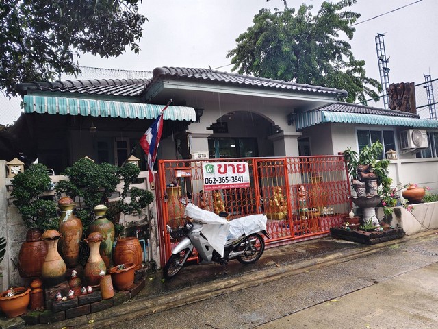 ขายบ้านเดี่ยว ชั้นเดียว หมู่บ้านริมสวน รามคำแหง 148 รีโนเวทใหม่พร้อมอยู่ ห่างจากถนนรามคำแหงแค่ 650 เมตร ใกล้รถไฟฟ้า หลังริม