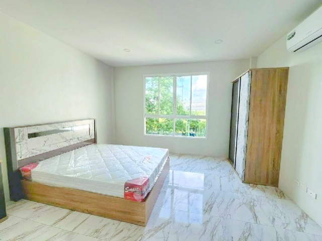 ถ.ปทุมธานี-บางปะหัน ฟิวเจอร์พาร์ค รังสิต 6 กม. นิคมอุตสาหกรรมบางกะดี 2.6 กม. ม.ปทุมธานี 800 ม.2 นอน ทาวน์โฮม 2 ชั้น 