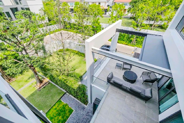 VIVE กรุงเทพกรีฑา ให้เช่าบ้านเดี่ยวหรูหรา 3 ชั้นหลังมุม  นานาชาติ Wellington 900 ม.MRT ศรีกรีฑา 2.8 กม. 4 นอน 5 น้ำ 