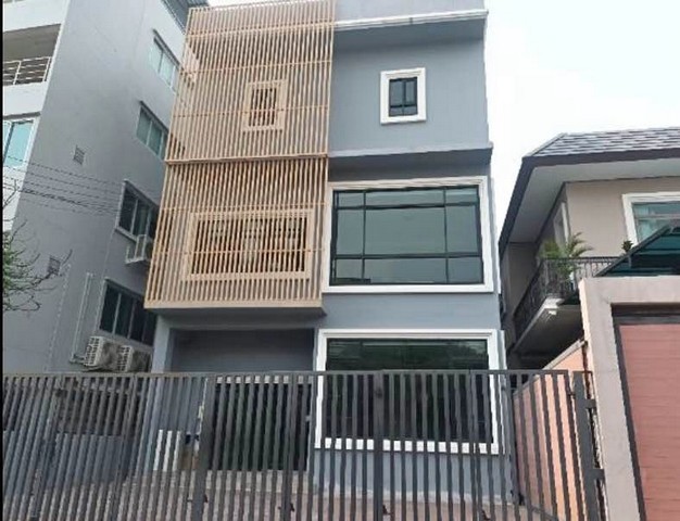 ให้เช่าอาคารพาณิชย์ ซอยสุขุมวิท71ปรีดีย์พนมยงค์14 ย่านพระโขนง    3 ชั้น มีลิฟท์โดยสาร 