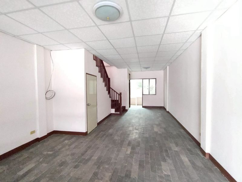 townhome  หมู่บ้านปิยวรารมย์3 พท. 16 ตร.วา 3 BR 1250000 THAI BAHT สวย นนทบุรี