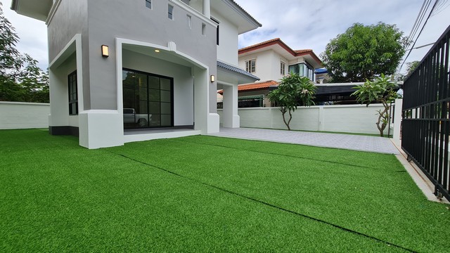 ริชชี่วิลล์ บางบัวทอง  บ้านเดี่ยวทำเลดี ติดถนนใหญ่ เป็นเส้นทางหลักเดินทางสะดวกสบายด้วยระบบขนส่งสาธารณะ อาทิ สถานีรถไฟฟ้าสายสีม่วง