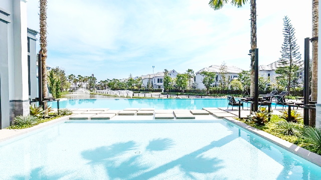 นันทวัน พระราม 9 รร.นานาชาติแอสคอต 800 ม.กรุงเทพกรีฑาตัดใหม่ ให้เช่าบ้านมุมหรูหรา 2 ชั้น  106 ตร.วา. 302 ตร.ม.4 นอน 5 น้ำ กลิ่นอายฝรั่งเศส