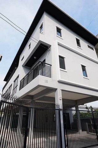  ให้เช่าอาคาร 3 ชั้น 10 ห้องทำงาน 2 ห้องโถง  6 ห้องน้ำ ตรงข้ามเดอะไนน์ พระราม 9