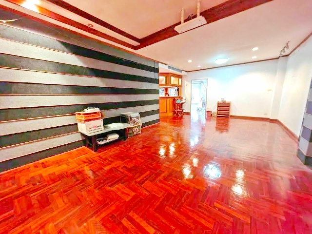 MRT คู้บอน 900 ม.ถ.รามอินทรา แฟชั่น 1.6กม.ขาย ให้เช่า บ้านหลังใหญ่ 3.5ชั้น 4นอน 4น้ำ มีสนามหญ้าหน้าบ้าน 178 ตร.วา.720 ตร.ม.