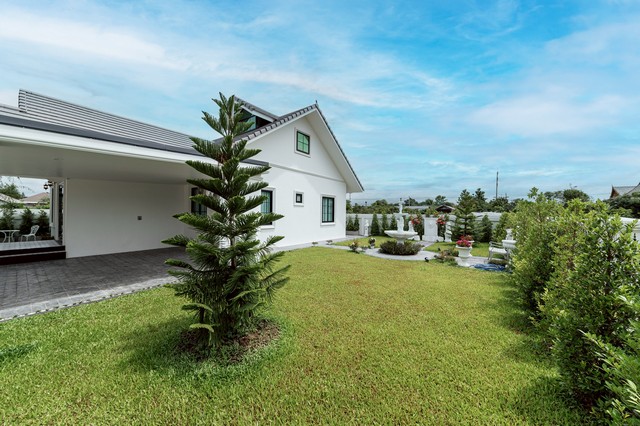 ขายบ้านสวยสไตล์อังกฤษ หางดง เชียงใหม่ สวนสวยกว้างขวาง ทำเลดี  พร้อมเฟอร์นิเจอร์  บิ้วอินทั้งหลัง