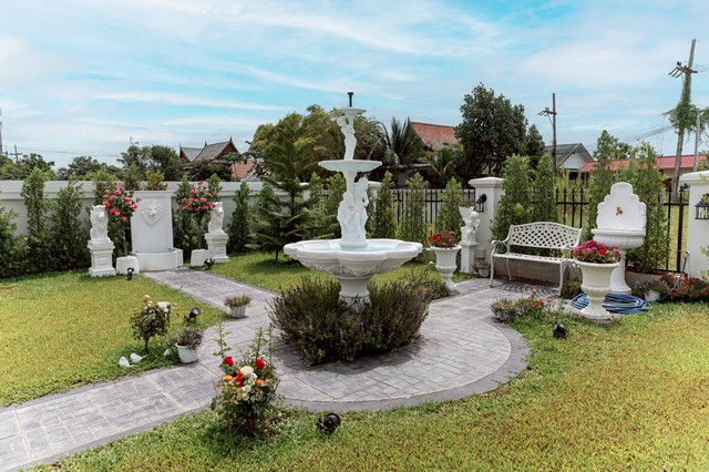 ขายบ้านสวยสไตล์อังกฤษ หางดง เชียงใหม่ สวนสวยกว้างขวาง ทำเลดี  พร้อมเฟอร์นิเจอร์  บิ้วอินทั้งหลัง