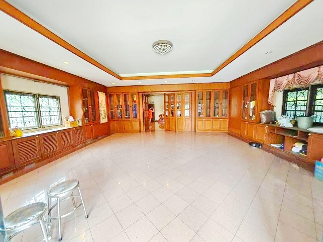 มีสนามหญ้าหน้าบ้าน 178 ตร.วา.แฟชั่น 1.6กม.ขาย ให้เช่า บ้านหลังใหญ่ 3.5ชั้น 4นอน 4น้ำ 720 ตร.ม.  MRT คู้บอน 900 ม.ถ.รามอินทรา คู้บอน