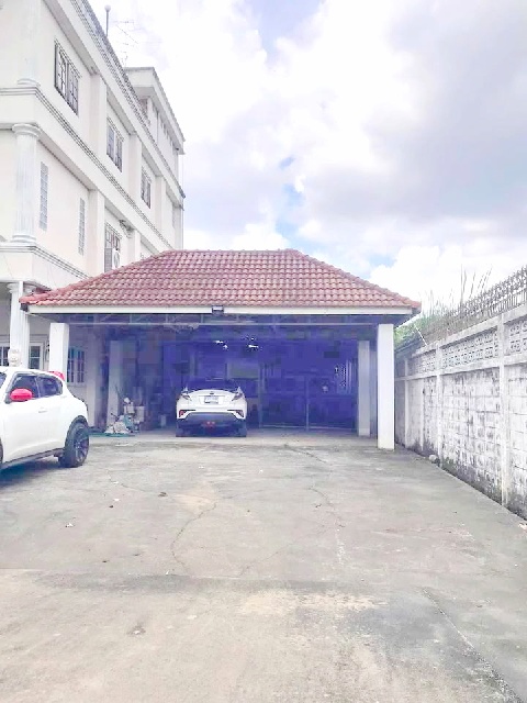 แฟชั่น 1.6กม.ขาย MRT คู้บอน 900 ม.ถ.รามอินทรา  ให้เช่า บ้านหลังใหญ่ 3.5ชั้น 4นอน 4น้ำ มีสนามหญ้าหน้าบ้าน 178 ตร.วา.720 ตร.ม.