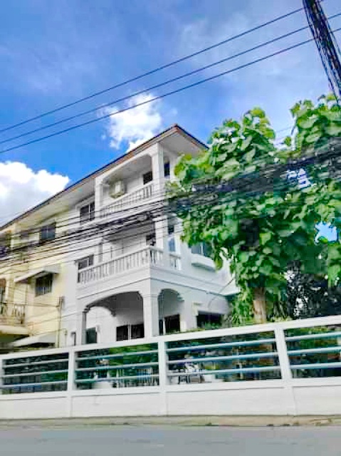 นวมินทร์ 109-113 MRT พหลโยธิน นวมินทร์ 400ม. อาคารพาณิชย์ 3ชั้น 150ตร.วา. 250ตร.ม.รร.นานาชาตินีวา 1.3 กม. 5นอน 5น้ำ โยธินพัฒนา CDC ศรีวรา